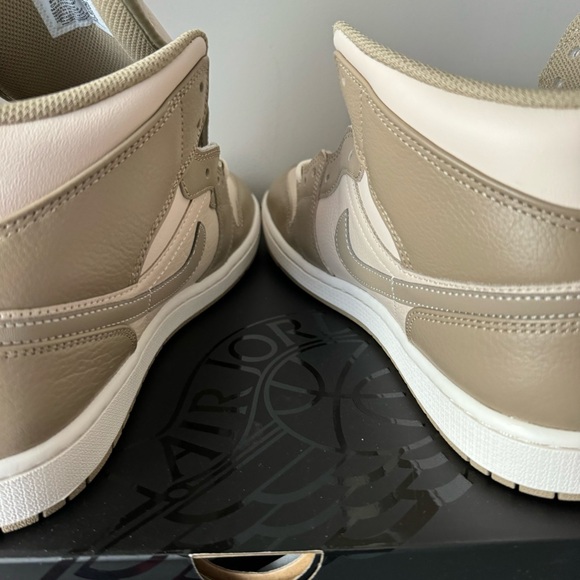 Air Jordan 1 Mid Men’s 11.5 NEW Sneaker Sneakers Shoes - Picture 8 of 10